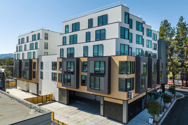 The Rise Walnut Creek in Walnut Creek, CA - Foto de edificio - Building Photo