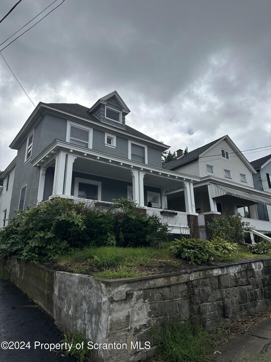 207 Valley in Olyphant, PA - Building Photo