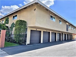15641 Tustin Village Way, Unit A in Tustin, CA - Foto de edificio - Building Photo