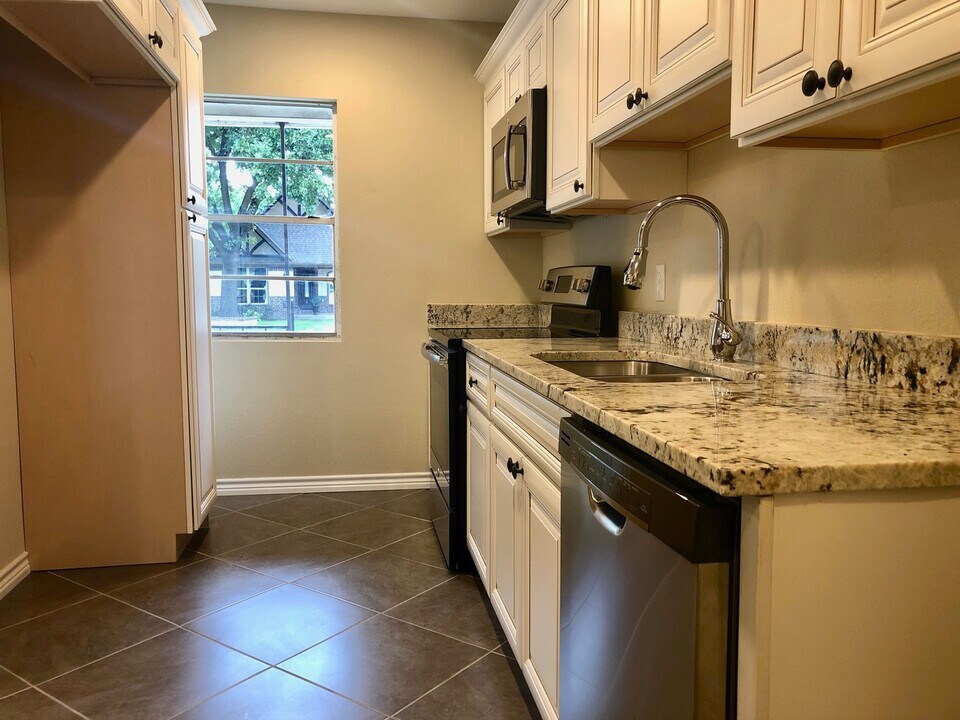 5421 E St Clair Dr in Irving, TX - Building Photo