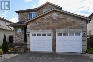 13 Benjamin Ln in Barrie, ON - Building Photo