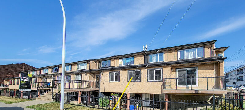 10121-10162 162 St NW in Edmonton, AB - Building Photo