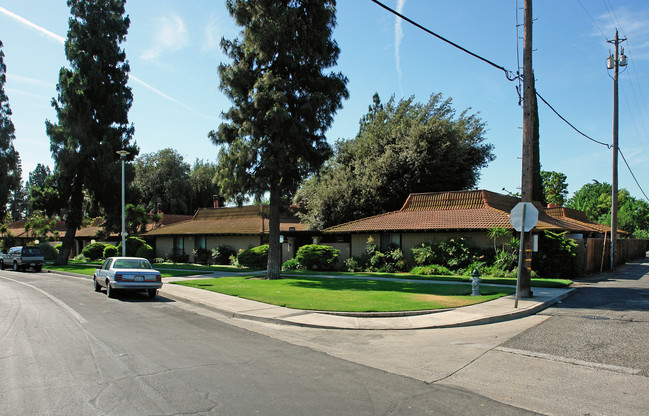 Barcelona Apartments in Fresno, CA - Foto de edificio - Building Photo