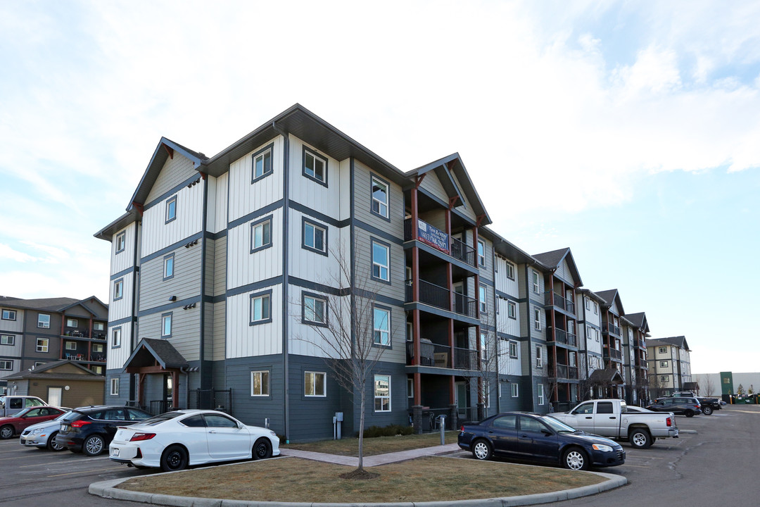 King's Heights in Airdrie, AB - Building Photo