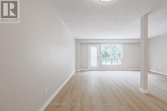 560 Waverly St N in Oshawa, ON - Building Photo - Building Photo