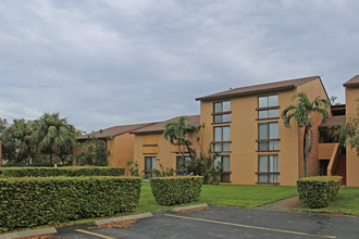 Lynbrook Courts Condominiums in Miami, FL - Building Photo - Building Photo