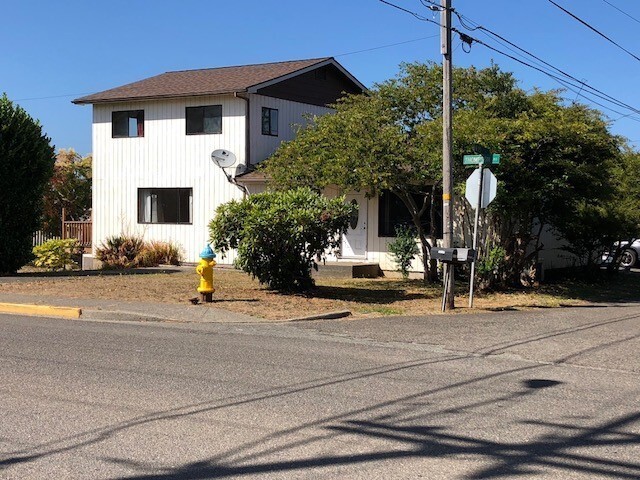 1510 Thompson Rd in Coos Bay, OR - Building Photo