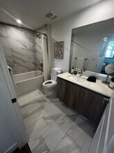 670 W 74th Pl, Unit B1 in Hialeah, FL - Foto de edificio - Building Photo