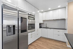 600 Three Islands Boulevard in Hallandale Beach, FL - Building Photo