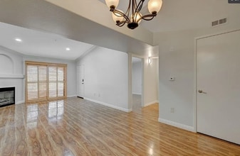 950 Seven Hills Dr in Henderson, NV - Building Photo - Building Photo