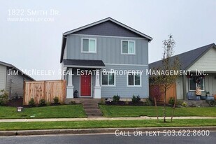 1822 Smith Dr in Woodburn, OR - Building Photo