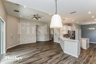 2742 Bobby Jones St in West Melbourne, FL - Foto de edificio - Building Photo