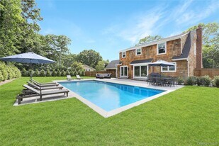 16 Pin Oak Ln in Westhampton Beach, NY - Building Photo