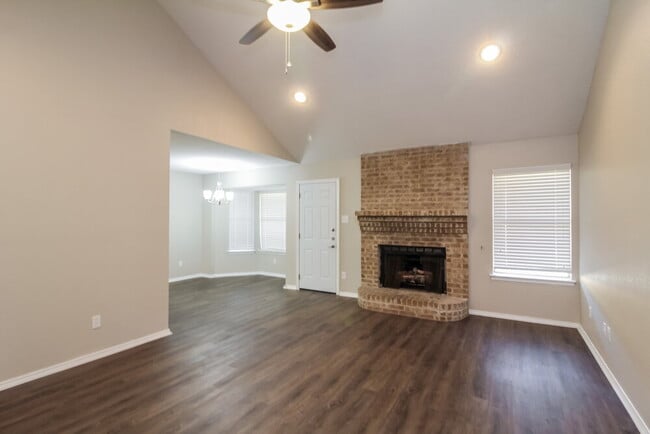 900 Vicksburg Ln in Burleson, TX - Foto de edificio - Building Photo