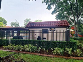 15702 E Waterside Cir in Sunrise, FL - Building Photo - Building Photo