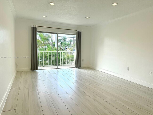 7300 SW 82nd St in Miami, FL - Building Photo - Building Photo