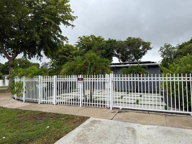 1295 NW 122nd St in North Miami, FL - Building Photo - Building Photo