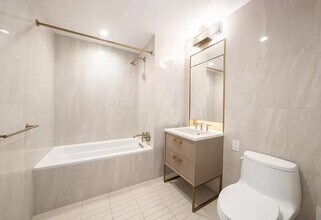 3 Ct Square W in Queens, NY - Building Photo - Building Photo