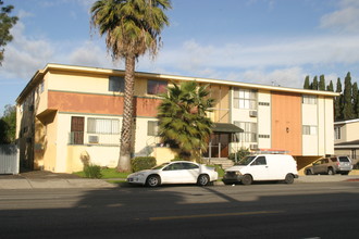 7121 Woodman Ave in Van Nuys, CA - Building Photo - Building Photo