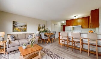 2216 Pleasant Ave, Unit 205 in Minneapolis, MN - Building Photo