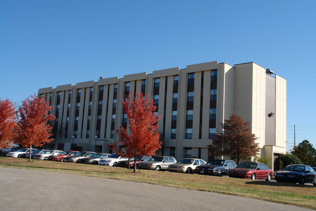 Peachtree Plaza Tower in Haysville, KS - Building Photo