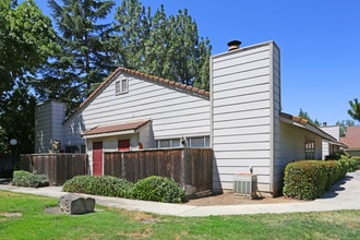 Olivewood Apartments in Merced, CA - Foto de edificio - Building Photo