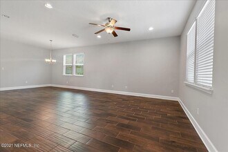 1021 Seaside Dr N in Jacksonville Beach, FL - Foto de edificio - Building Photo