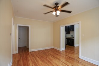 1329 W Touhy Ave in Chicago, IL - Building Photo - Building Photo