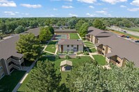 Crosswinds Villas in Wichita, KS - Foto de edificio - Building Photo