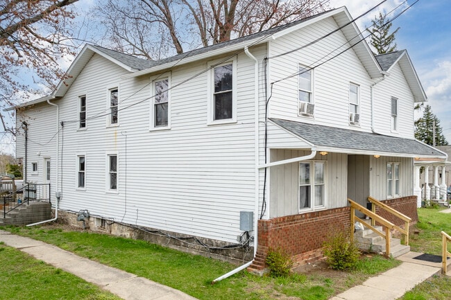 219 E McPherson Hwy in Clyde, OH - Foto de edificio - Building Photo