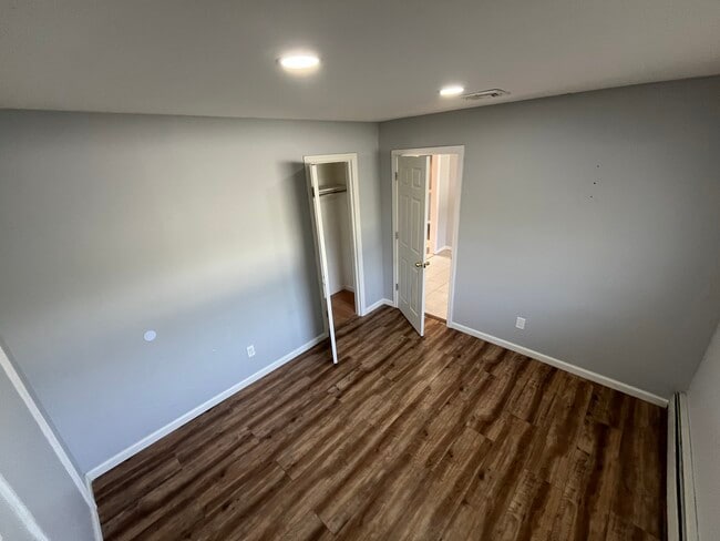 33 Country Greens Dr, Unit 1 in Holtsville, NY - Foto de edificio - Building Photo