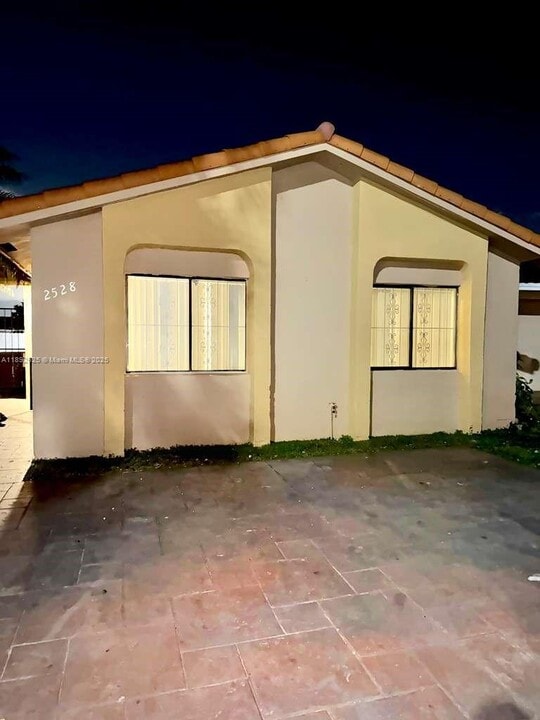 2528 W 65th St in Hialeah, FL - Building Photo