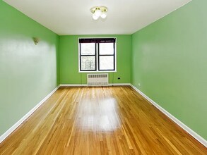 33-04 Junction Blvd, Unit APT 4W in Queens, NY - Foto de edificio - Building Photo