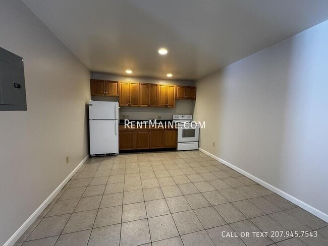 46 Baker St in Clinton, ME - Building Photo - Building Photo