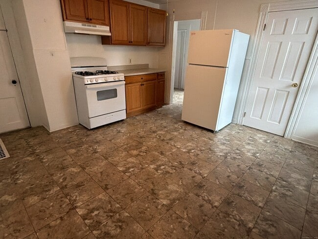 184 Hoffman St in Torrington, CT - Building Photo - Building Photo