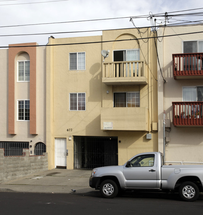 677 Villa St in Daly City, CA - Foto de edificio - Building Photo