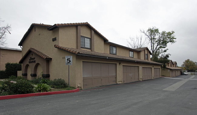 Arrow Townhomes in Upland, CA - Foto de edificio - Building Photo