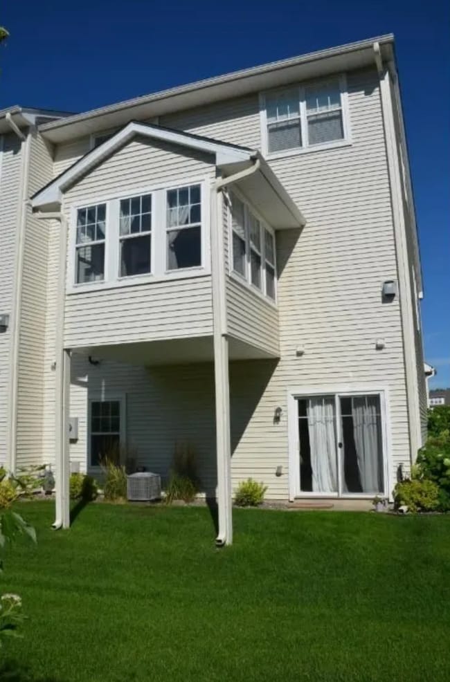 5012 Fountain Ln N in Plymouth, MN - Building Photo - Building Photo