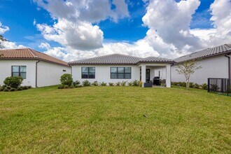 833 SE Courances Dr in Port St. Lucie, FL - Foto de edificio - Building Photo