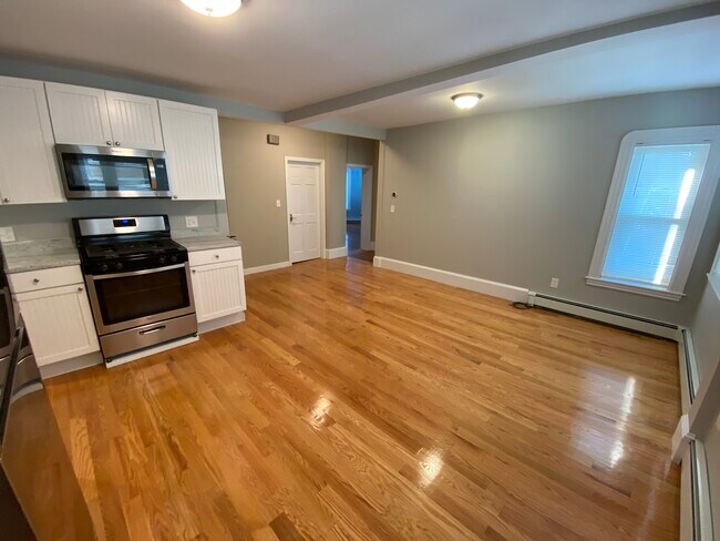 73 Hall Ave, Unit 2 in Somerville, MA - Foto de edificio - Building Photo