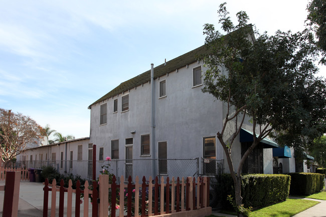 Molino Apartments in Long Beach, CA - Foto de edificio - Building Photo