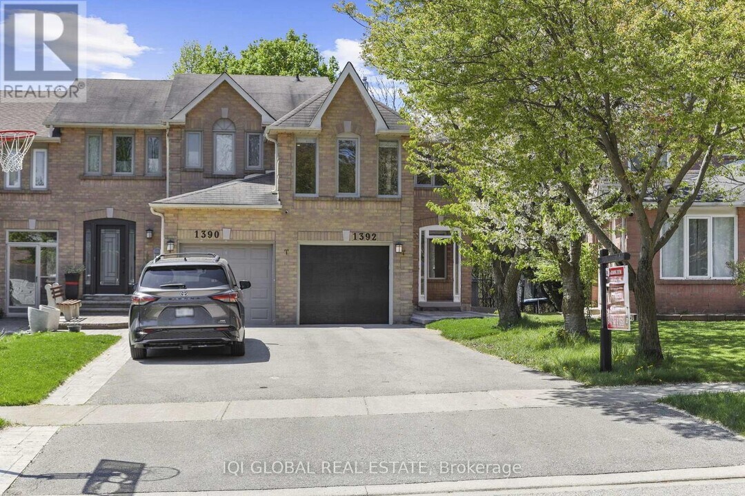 1392 Stonecutter Dr in Oakville, ON - Building Photo