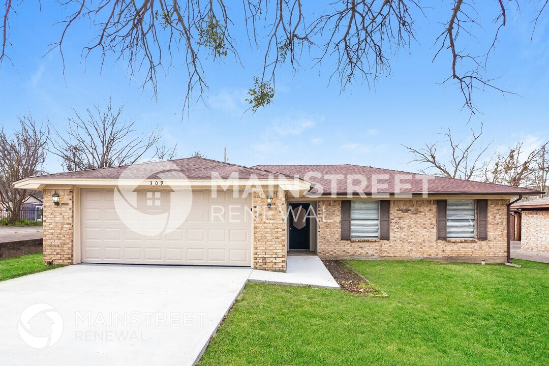 309 Jagoe St in Krum, TX - Building Photo