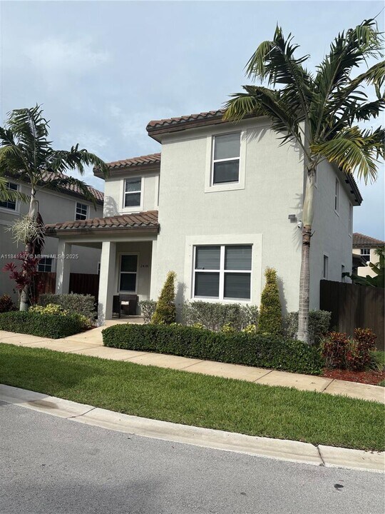 24381 SW 117 Path in Princeton, FL - Building Photo