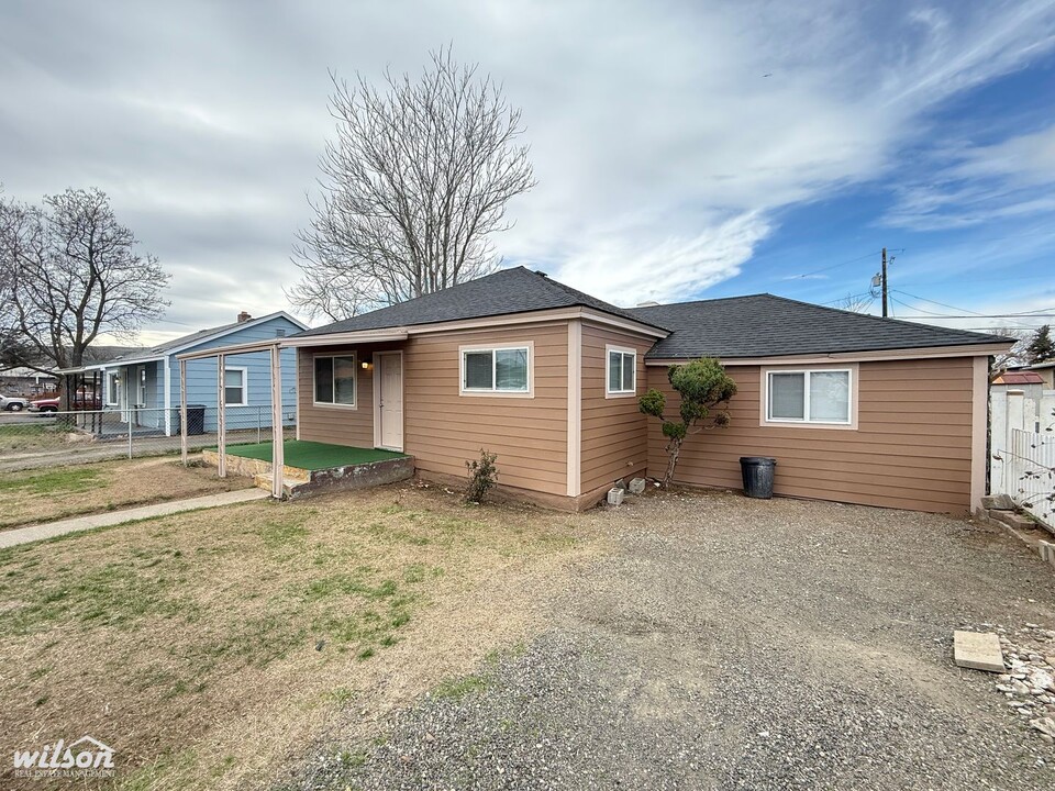 3312 1st St in Union Gap, WA - Foto de edificio