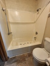 220 Heritage Cir in Bucyrus, OH - Foto de edificio - Building Photo