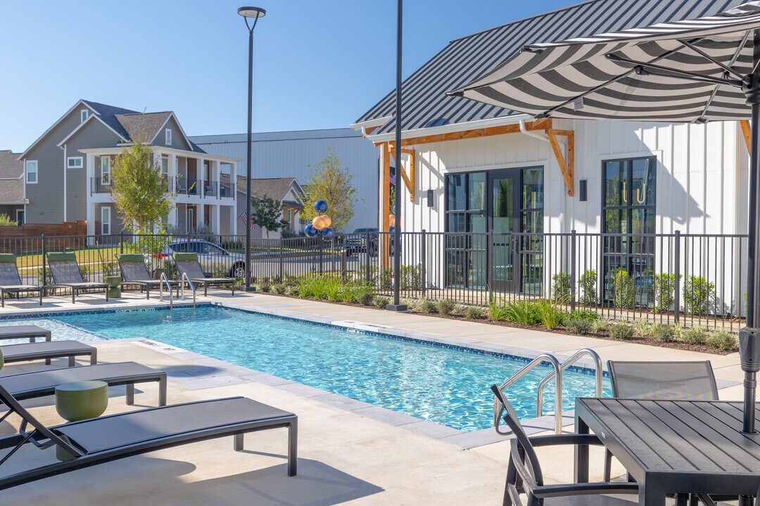 Braunwood at Town Creek in New Braunfels, TX - Foto de edificio