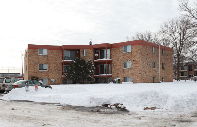 Brookside Manor in Brooklyn Center, MN - Building Photo - Building Photo