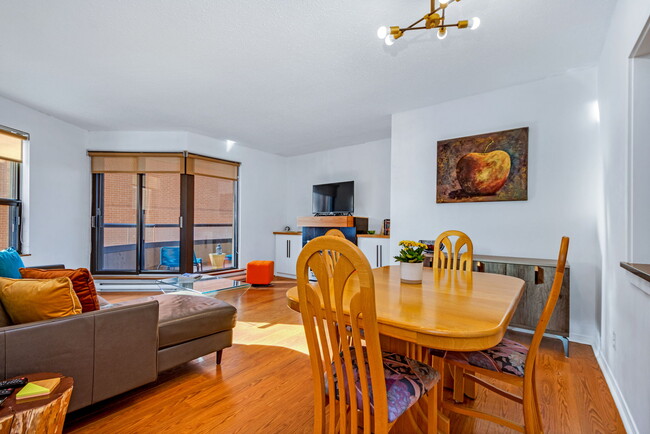 556 Laurier Ave W, Unit 704 in Ottawa, ON - Foto de edificio - Building Photo