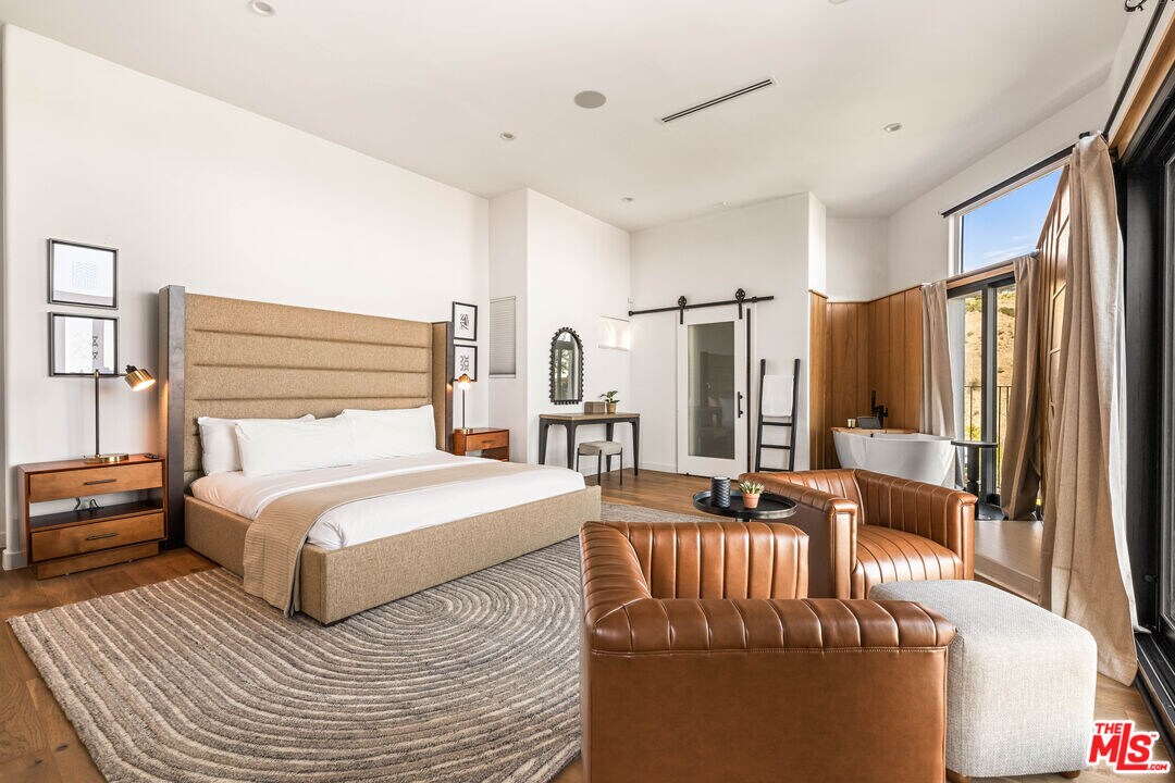 8425 Hillside Ave in Los Angeles, CA - Building Photo